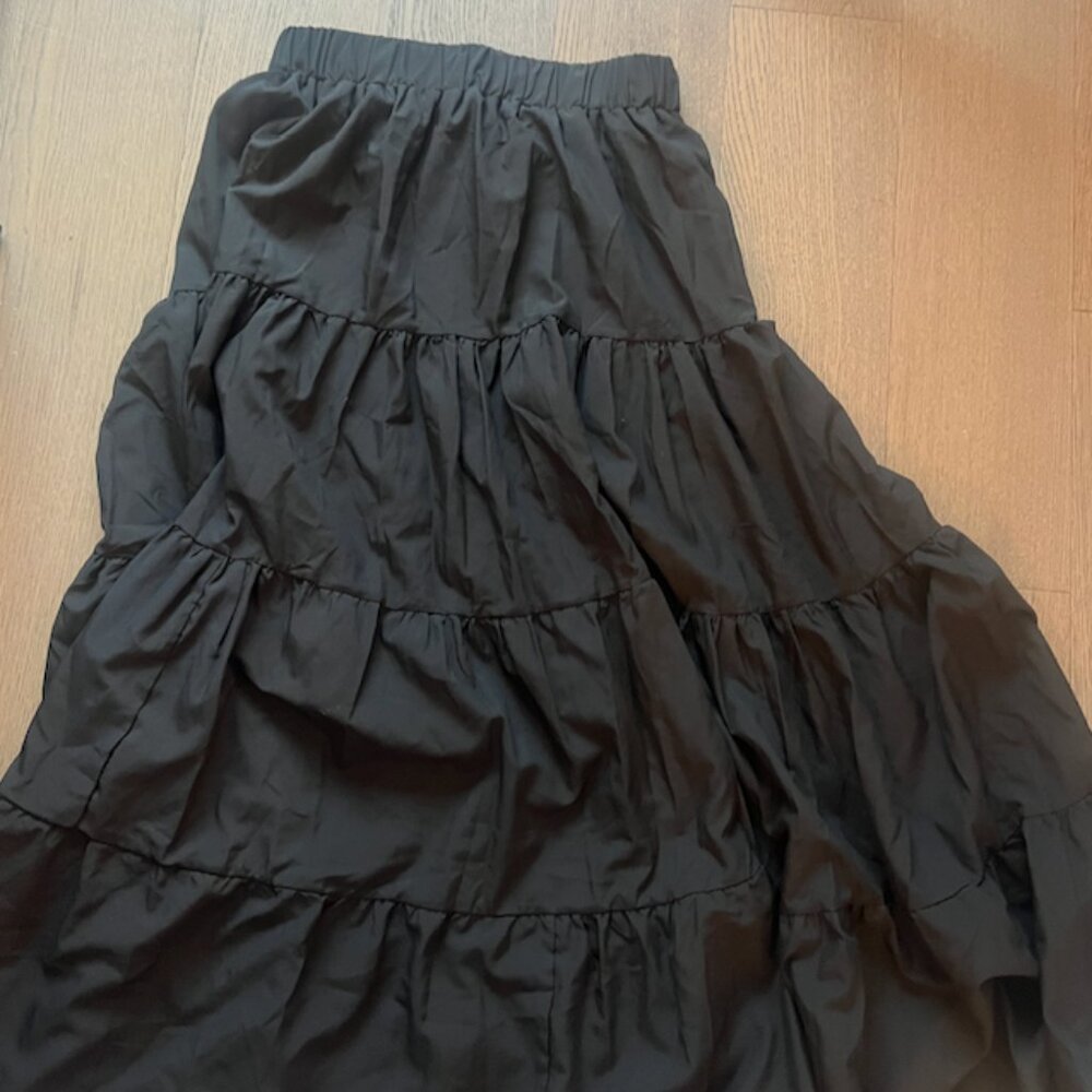 Elastic waist band ruffled black maxi skirt
